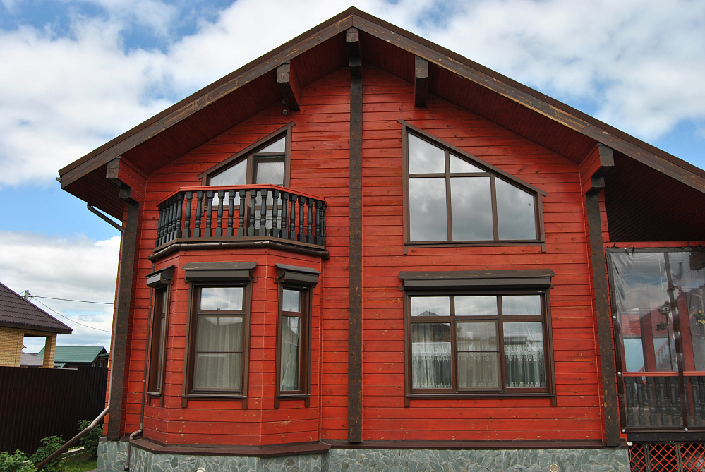 Частный дом, Каменка, цвет фасада Гранат 2067, цвет торцов Темный орех 2076