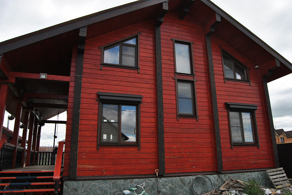 Частный дом, Каменка, цвет фасада Гранат 2067, цвет торцов Темный орех 2076